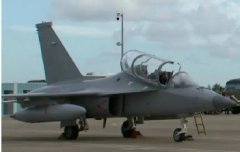 震撼！殲-20、“紅鷹”開展飛行訓練